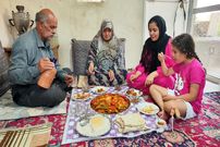 ببینید؛ غذای روستایی در ایران؛ پخت یک پلوخورشت محلی با مرغ و بامیه