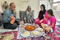 ببینید؛ غذای روستایی در ایران؛ پخت یک پلوخورشت محلی با مرغ و بامیه