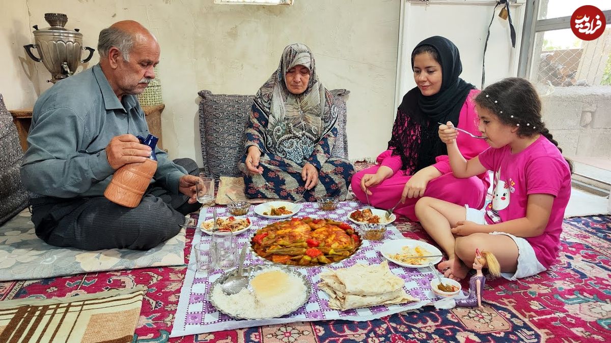 ببینید؛ غذای روستایی در ایران؛ پخت یک پلوخورشت محلی با مرغ و بامیه