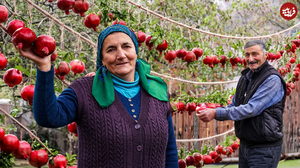 (ویدئو) غذای روستای در آذربایجان؛ تهیه نوشیدنی و دسر با انار