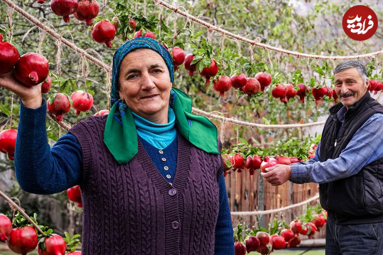 (ویدئو) غذای روستای در آذربایجان؛ تهیه نوشیدنی و دسر با انار