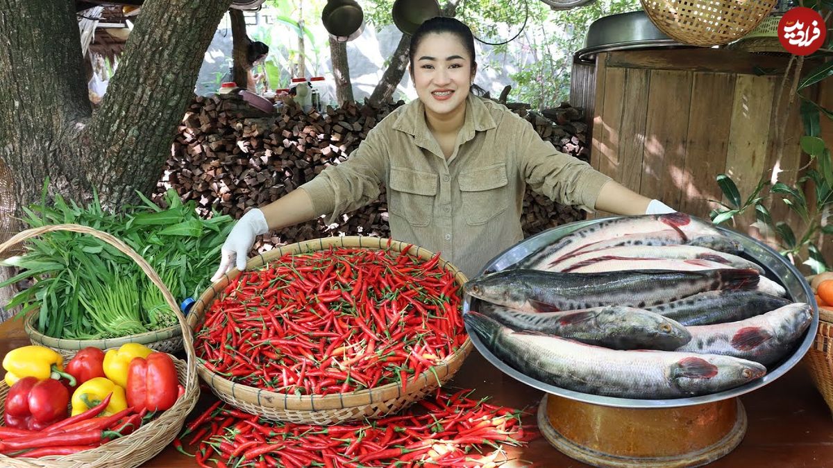 ببینید؛ غذای روستایی در چین؛ پخت غذا با ماهی سر‌ماری و فلفل تند 