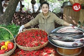 ببینید؛ غذای روستایی در چین؛ پخت غذا با ماهی سر‌ماری و فلفل تند 