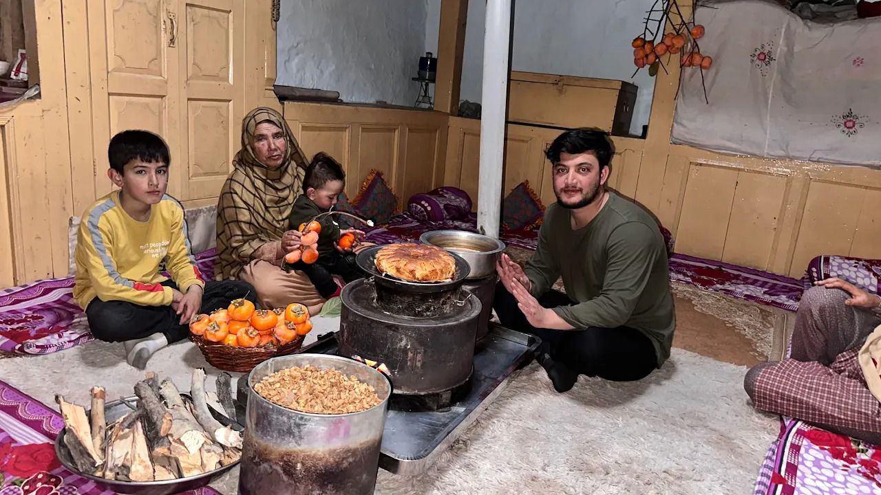 (ویدئو) برداشت خرمالو و پخت کیک خرمالو به سبک زوج روستایی پاکستانی 