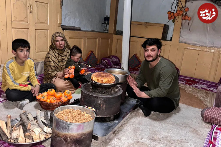 (ویدئو) برداشت خرمالو و پخت کیک خرمالو به سبک زوج روستایی پاکستانی 