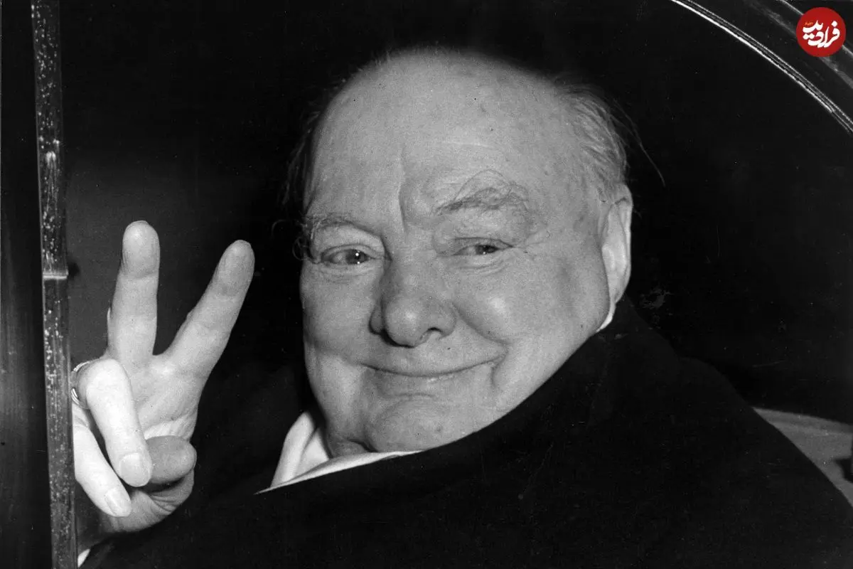 عکس| سفر در زمان؛ «چرچیل 71 ساله» در کنار یکی از افسران ارشد ارتش بریتانیا؛ سال 1323