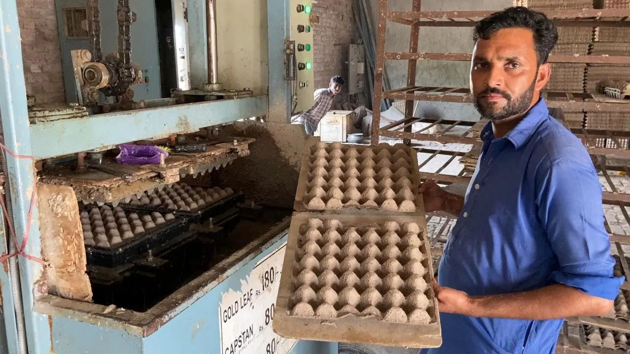 (ویدئو) روش هوشمندانه پاکستانی ها برای تبدیل زباله کاغذی به شانه تخم مرغ