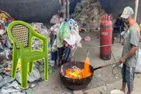 ببینید؛ مراحل تماشایی بازیافت زباله های پلاستیکی و تولید صندلی از آن ها در پاکستان