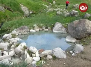 عکس| سفر زمان؛ مردان قاجاری با لُنگ در حال آبتنی در چشمه آبگرم؛ 140 سال قبل