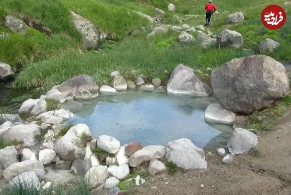 عکس| سفر زمان؛ مردان قاجاری با لُنگ در حال آبتنی در چشمه آبگرم؛ 140 سال قبل
