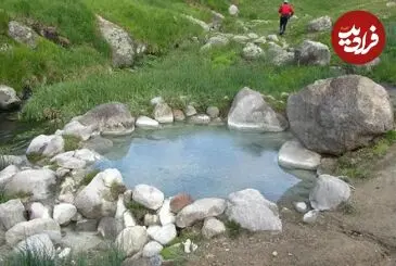 عکس| سفر زمان؛ مردان قاجاری با لُنگ در حال آبتنی در چشمه آبگرم؛ 140 سال قبل