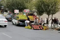 عکس| سفر زمان؛ میوه فروش و مشتری هایش در تهران و در دهه 40 شمسی