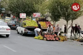 عکس| سفر زمان؛ میوه فروش و مشتری هایش در تهران و در دهه 40 شمسی
