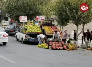 عکس| سفر زمان؛ میوه فروش و مشتری هایش در تهران و در دهه 40 شمسی