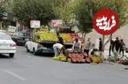عکس| سفر زمان؛ میوه فروش و مشتری هایش در تهران و در دهه 40 شمسی