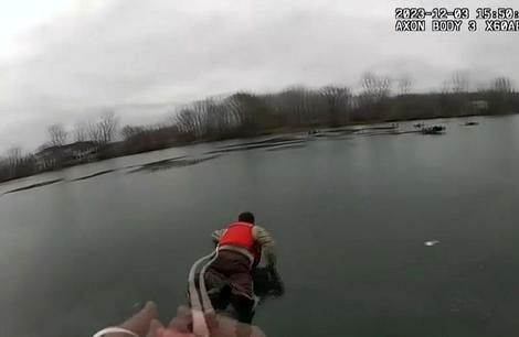 (ویدئو) عملیات نجات جسورانه دو مرد گیر افتاده در دریاچه یخ‌زده