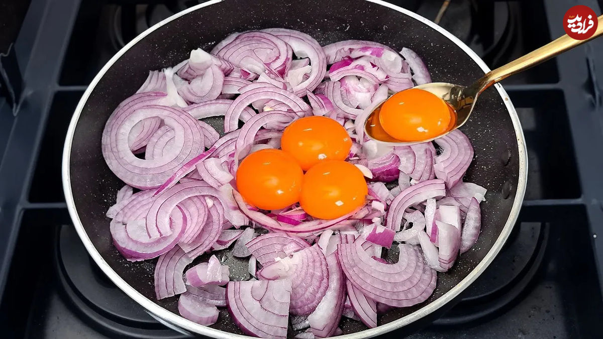 (ویدئو) طرز پخت 4 غذای ساده و سریع با تخم مرغ، پیاز و سیب زمینی 