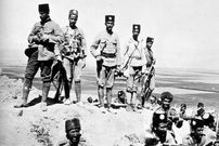 عکس؛ سفر به تاریخ؛ «سربازان ژاندارمری» در دوران احمدشاه قاجار در حال خوردن ناهار