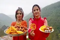 ببینید| غذای روستایی در ایران؛ پخت زولبیا و بامیه برای افطار