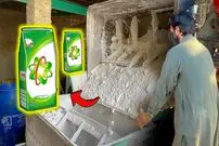 (ویدئو) ببینید پاکستانی ها چگونه پودر لباسشویی در کارخانه تولید می کنند