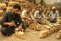 ببینید| مراحل دیدنی ساخت لوکوموتیو چوبی در کارگاهی در پاکستان