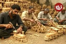 ببینید| مراحل دیدنی ساخت لوکوموتیو چوبی در کارگاهی در پاکستان