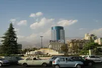 عکس| سفر به تهران قدیم؛ «نوجوان دستفروش در میدان ونک»؛ سال 1352