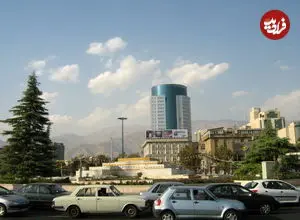 عکس| سفر به تهران قدیم؛ «نوجوان دستفروش در میدان ونک»؛ سال 1352