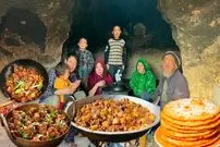 ببینید| غذای روستایی در افغانستان؛ پخت نان و خوراک مرغ در غار توسط خانواده افغان