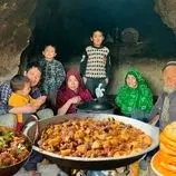ببینید| غذای روستایی در افغانستان؛ پخت نان و خوراک مرغ در غار توسط خانواده افغان