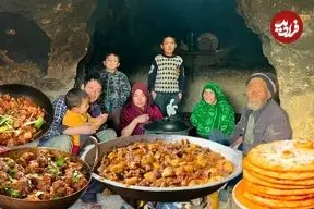 ببینید| غذای روستایی در افغانستان؛ پخت نان و خوراک مرغ در غار توسط خانواده افغان