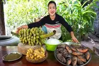 ببینید| غذای روستایی در کامبوج؛ سرخ کردن ماهی و تهیه دسر موز 