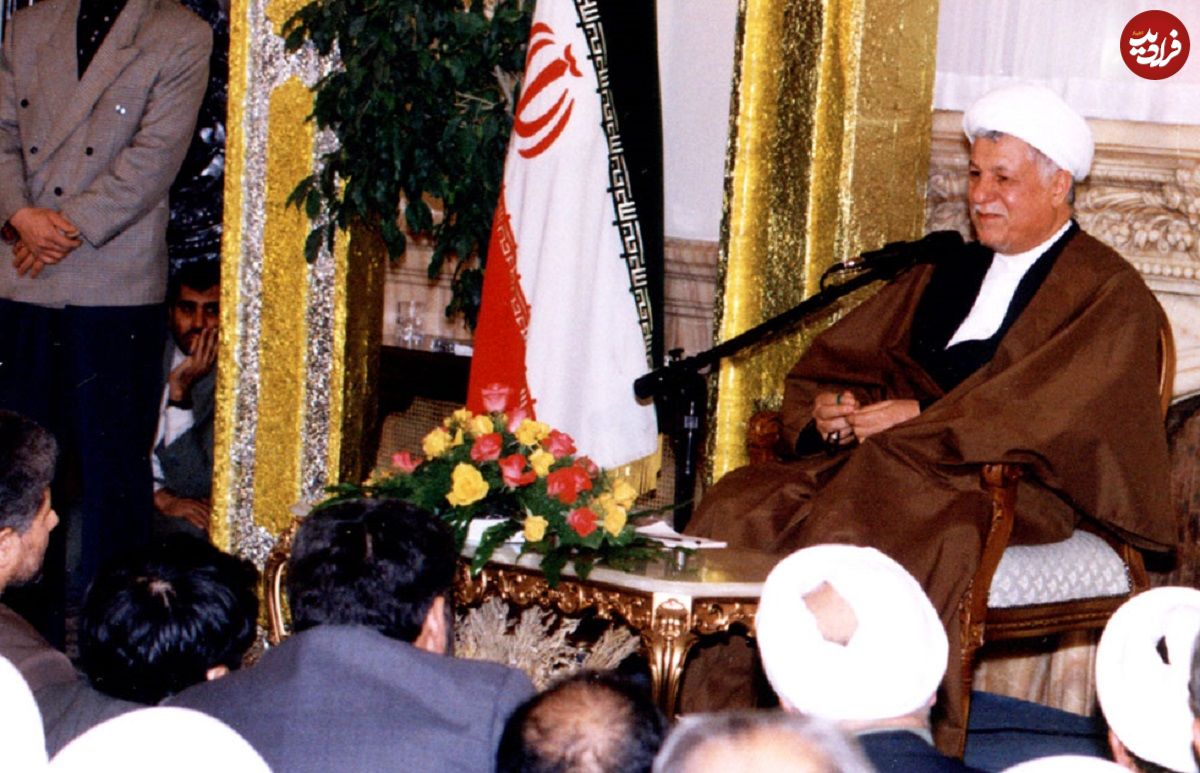 عکس؛ سفر در زمان؛ «هاشمی رفسنجانی در کنار رهبر انقلاب» در یک مراسم ختم؛ سال 75