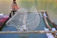 (ویدئو) ساخت یک تله عجیب و غول پیکر برای صید ماهی