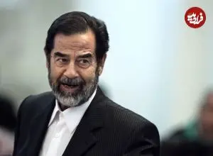 عکس| سفر در زمان؛ «صدام حسین» در حال نماز خواندن در خانه ای در بغداد؛ سال 1369