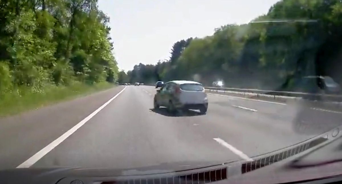 (ویدئو) انحراف وحشتناک خودرو از سه لاین بزرگراه