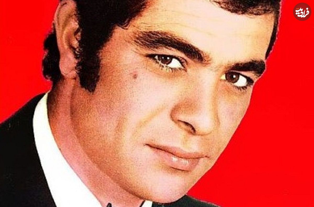 عکس| سفر به تاریخ؛ «بهروز وثوقی» در حال دریافت جایزه بازیگری در هند؛ سال 52