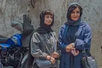 عکس| چهره روز؛ «ستایش دهقان و غزاله اکرمی» در مراسم اکران مردمی سریال کوری