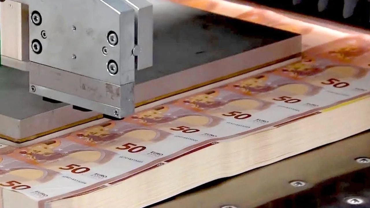 (ویدئو) اروپایی ها و آمریکایی ها چگونه یورو و دلار را در یک کارخانه فوق مدرن تولید می کنند؟