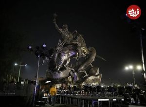 ببینید؛ رونمایی از بزرگترین مجسمه اقتباسی ایران با عنوان «نبرد رستم، رخش و اژدها» 