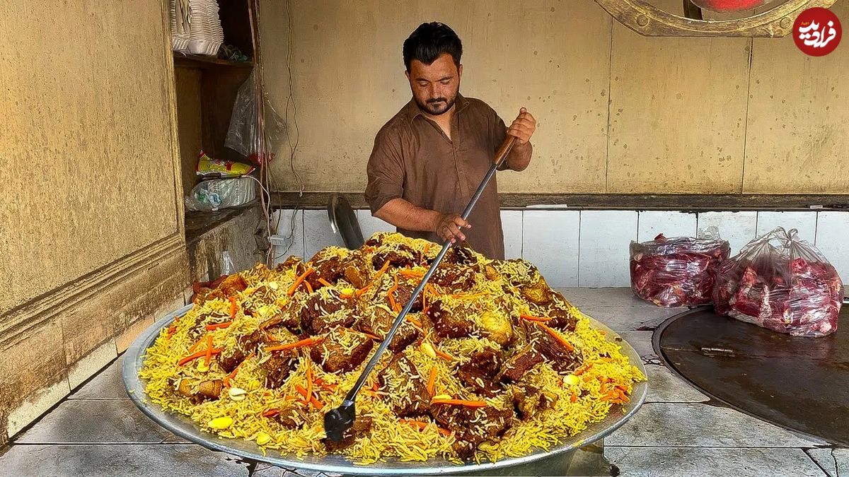 (ویدئو) غذای خیابانی در پیشاور پاکستان؛ پخت 65 کیلو افغانی پلو با گوشت