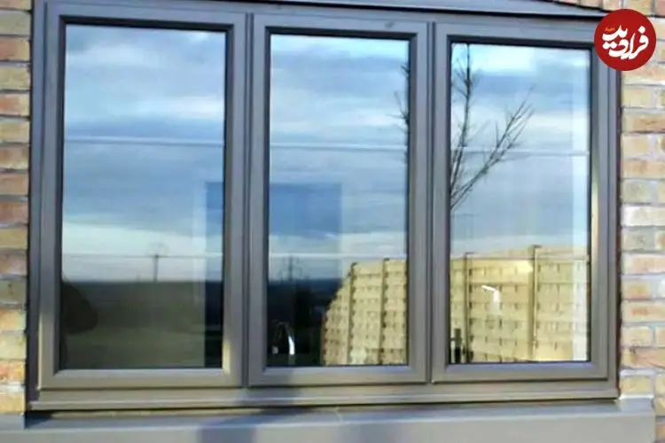 عکس| اهمیت چسب زدن پنجره ها در دوران جنگ