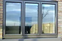 عکس| اهمیت چسب زدن پنجره ها در دوران جنگ