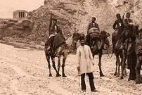 عکس| سفر به ایران قدیم؛ یک کاروان در نزدیکی «دروازه قرآن شیراز» در دوران قاجار