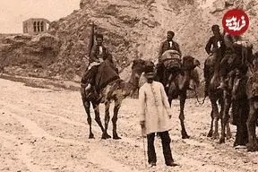 عکس| سفر به ایران قدیم؛ یک کاروان در نزدیکی «دروازه قرآن شیراز» در دوران قاجار
