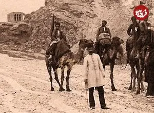 عکس| سفر به ایران قدیم؛ یک کاروان در نزدیکی «دروازه قرآن شیراز» در دوران قاجار