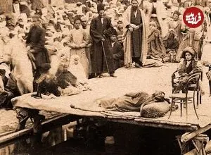 عکس| سفر به تهران قدیم؛ منظرۀ جالب یک «تعزیۀ روحوضی» در تهران دوران قاجار