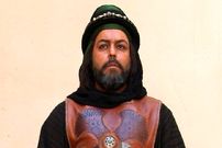 عکس| سفر به تاریخ؛ لحظۀ پرتاب چاقو توسط «زائده» در پشت صحنه «مختارنامه»