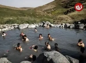 عکس| سفر زمان؛ آبتنی و شوخی در چشمه آبگرم سرعین در دوران ناصرالدین شاه