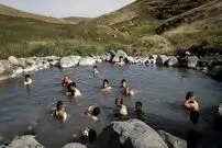 عکس| سفر زمان؛ آبتنی و شوخی در چشمه آبگرم سرعین در دوران ناصرالدین شاه